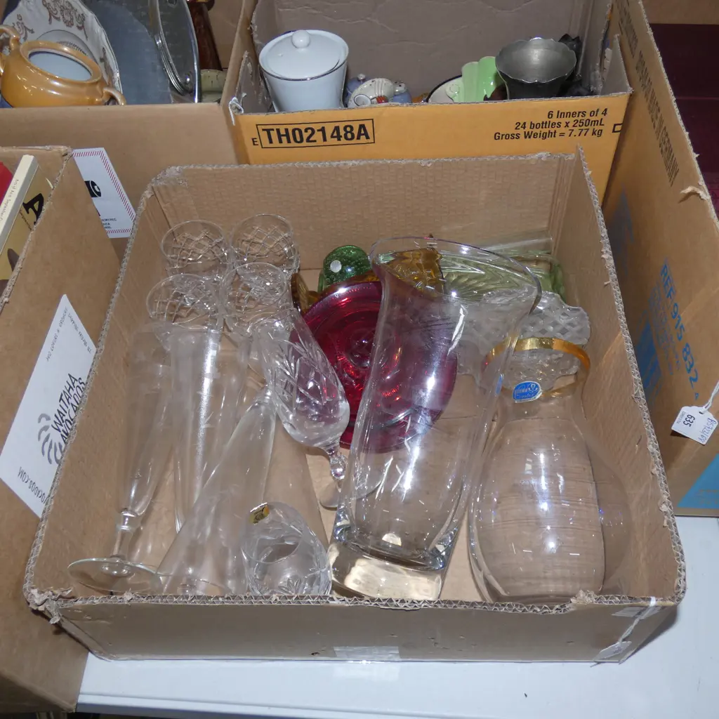 BOX LOT ASST GLASS INCL CRYSTAL / VASES/ GLASSES / DISHES ETC. Image 1++