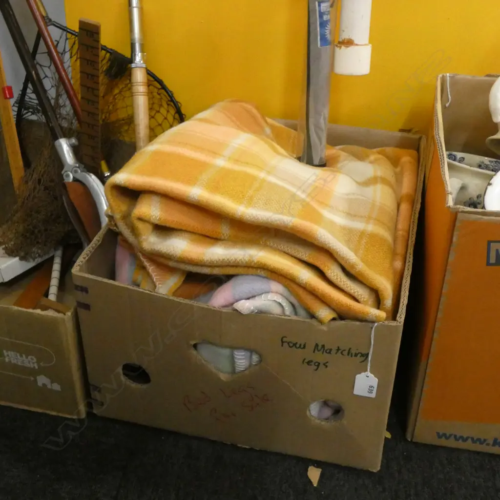 BOX 4 WOOLEN BLANKETS  Image 1++