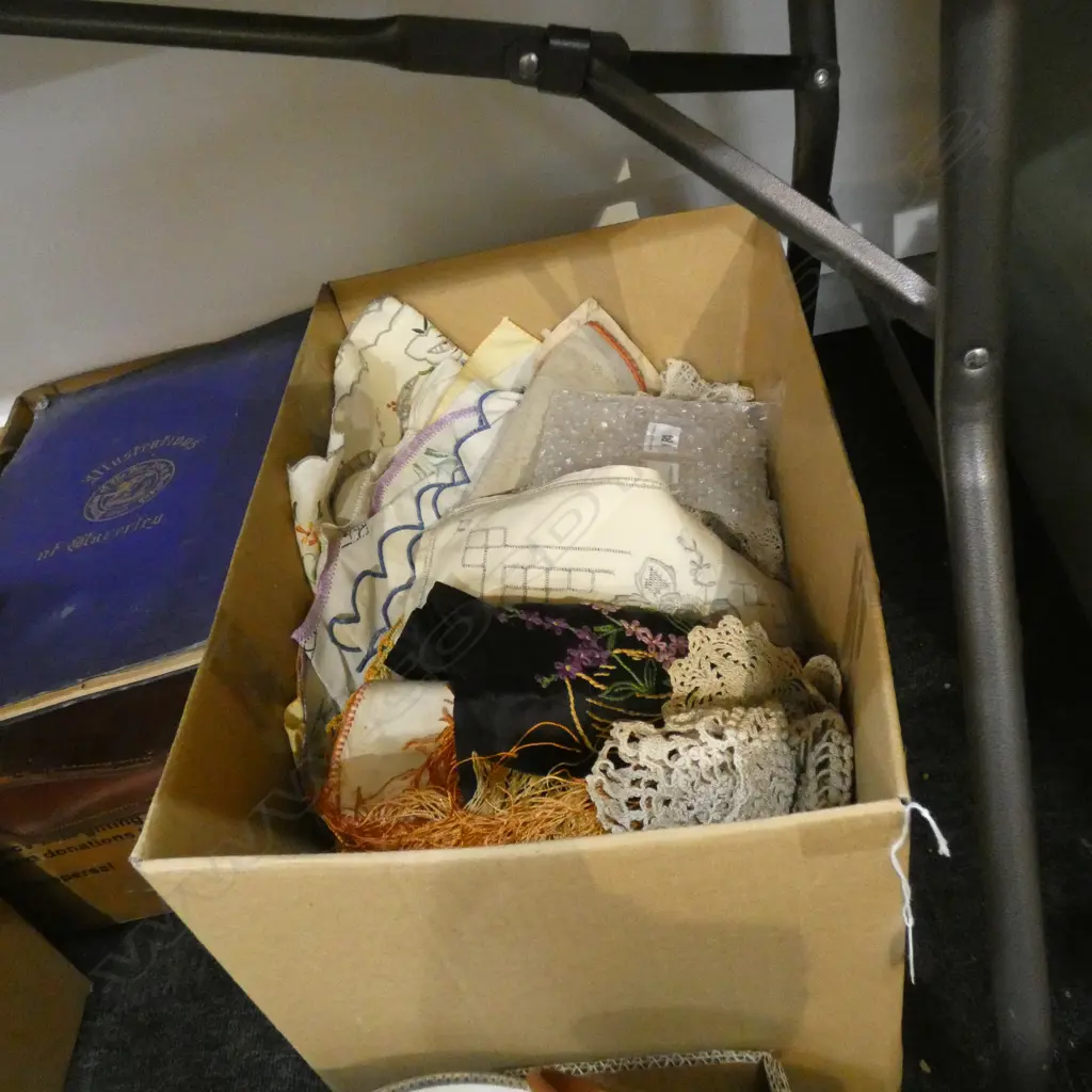BOX VINTAGE LINENS  Image 1++