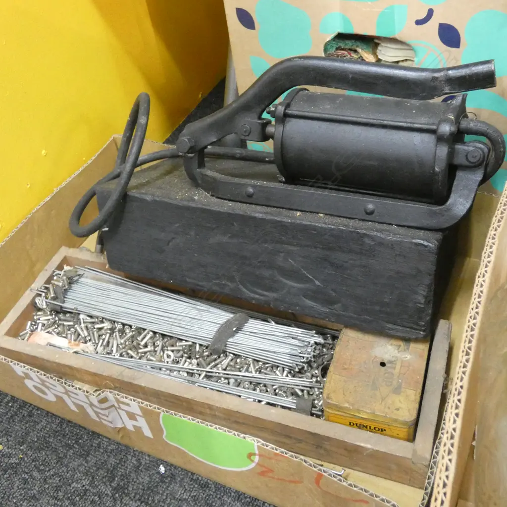 BOX LOT ASST. TOOLS Image 1++