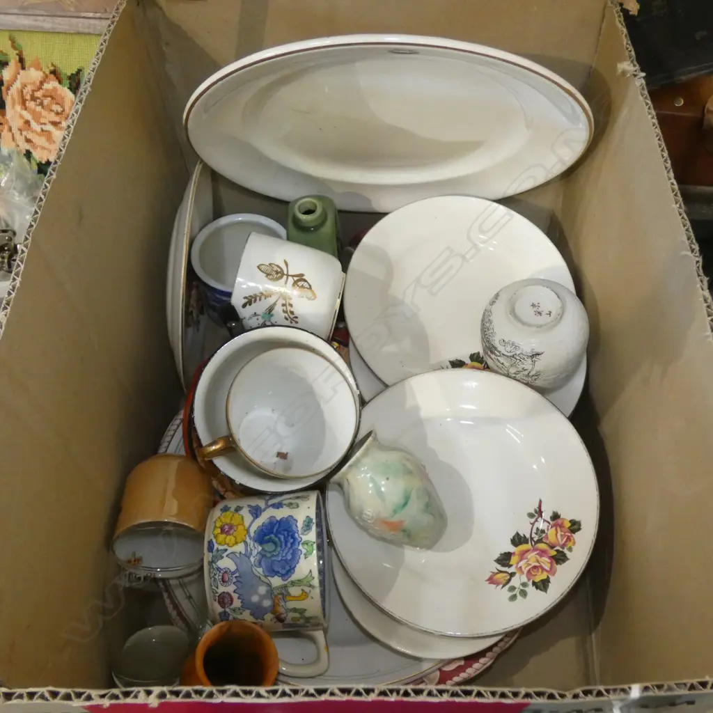BOX VINTAGE CHINA SOME BADGEWARE  Image 1++