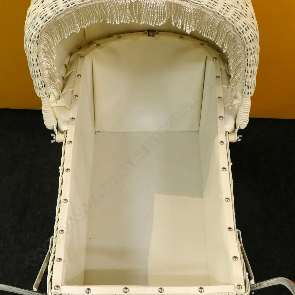 VINTAGE BABY'S PRAM, 1000 x 440 x 900mm. Image 1++