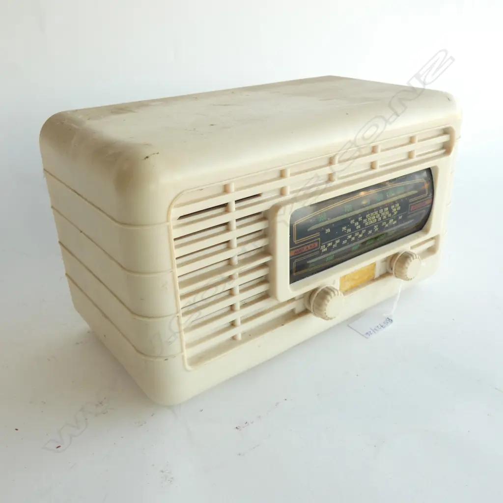 VINTAGE WHITE PLASTIC RADIO W.305mm Image 1++