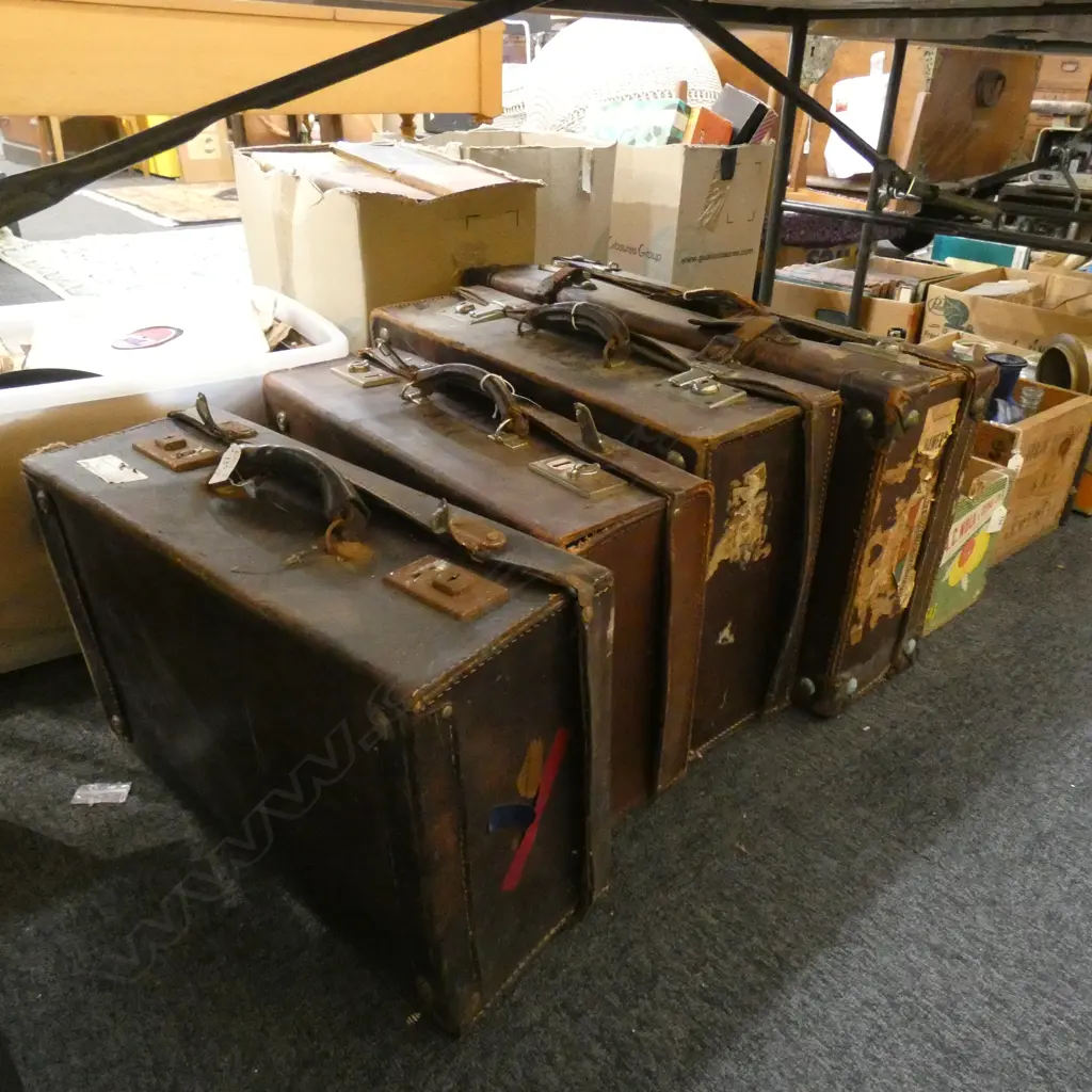 4 VINTAGE LEATHER SUITCASES  Image 1++