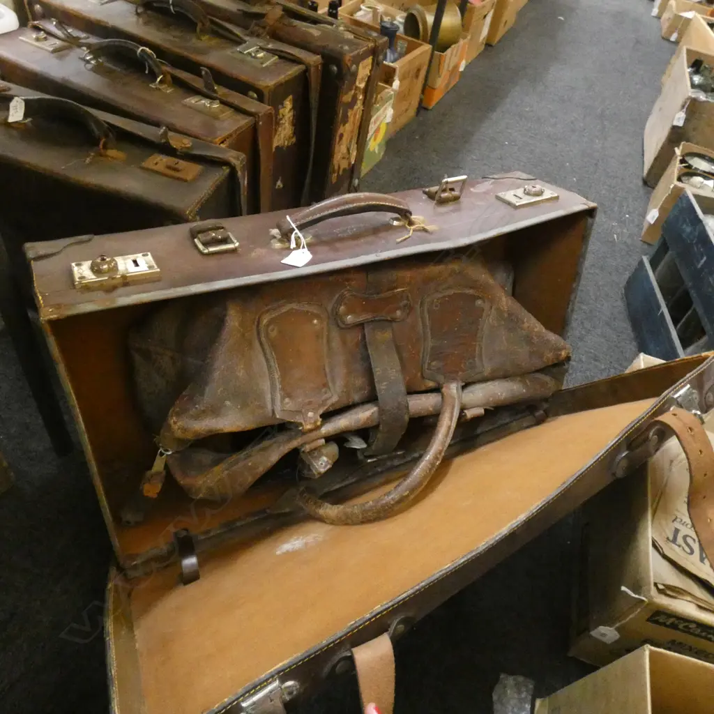 VINTAGE SUITCASE & BAG (INSIDE) Image 1++