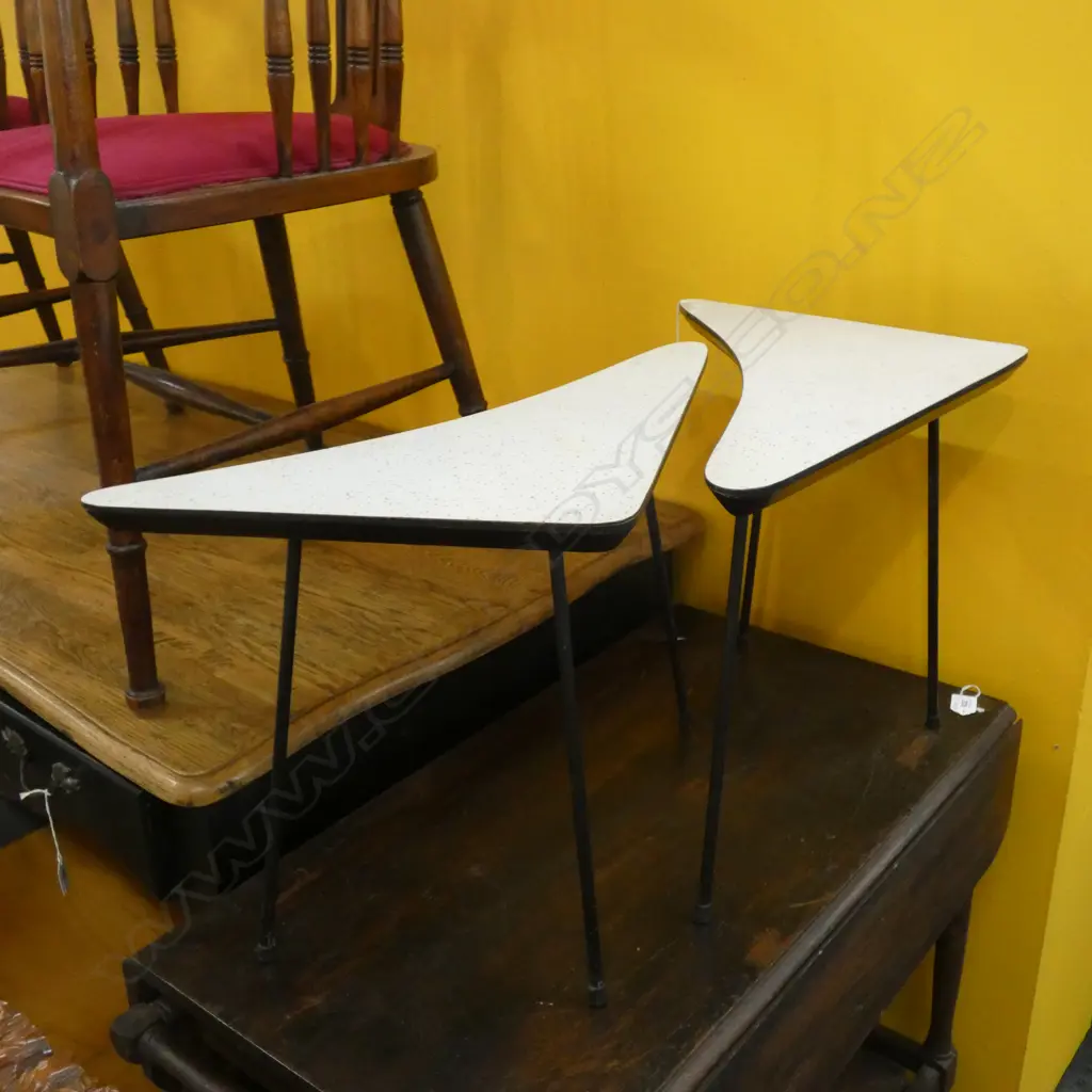 PR RETRO 'BOOMERANG' TRIANGULAR TABLES Image 1++
