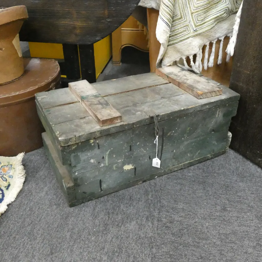 GREEN PAINTED AMMUNITION CHEST w. TOOLS Image 1++