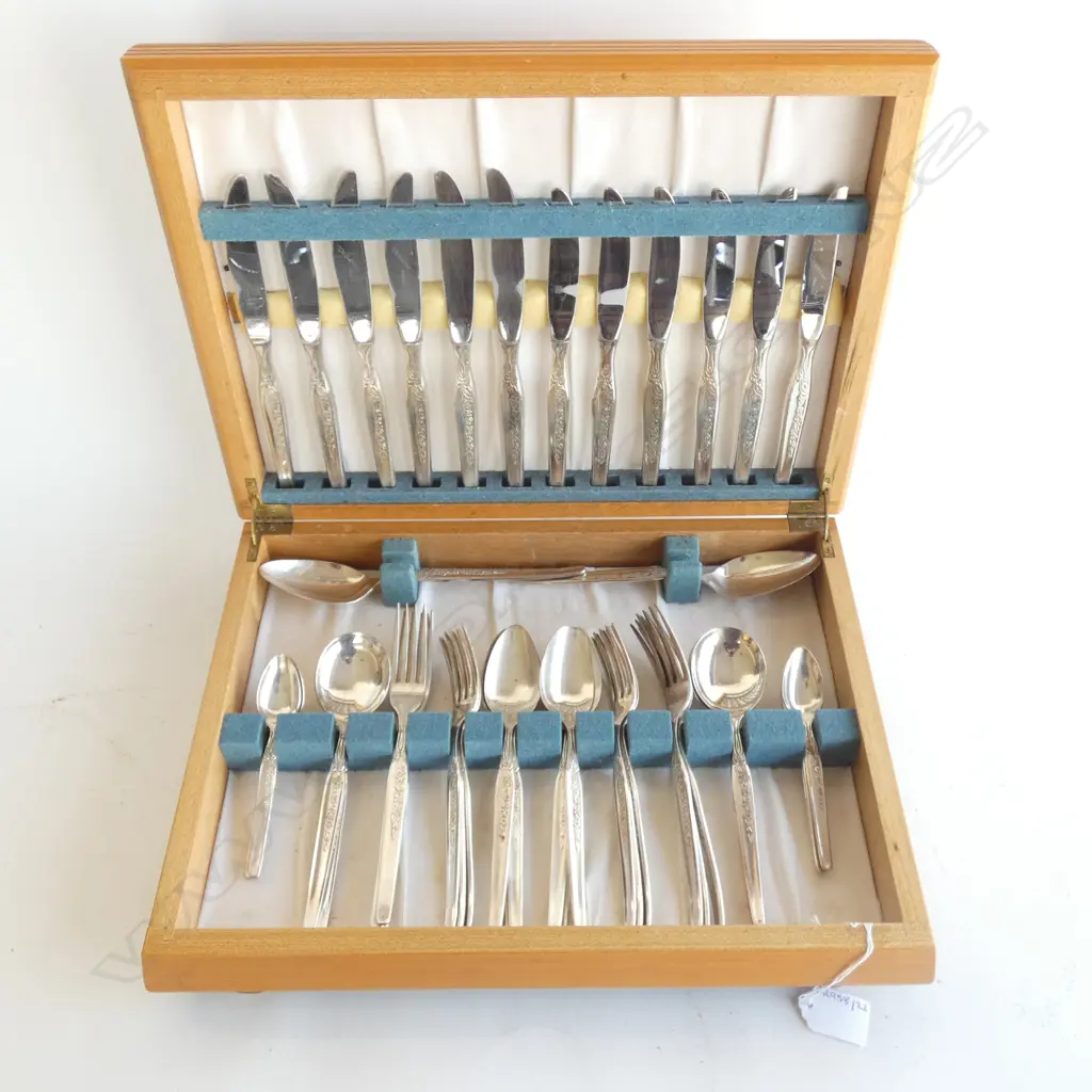 OAK CANTEEN GROSVENOR PLATE CUTLERY  Image 1++