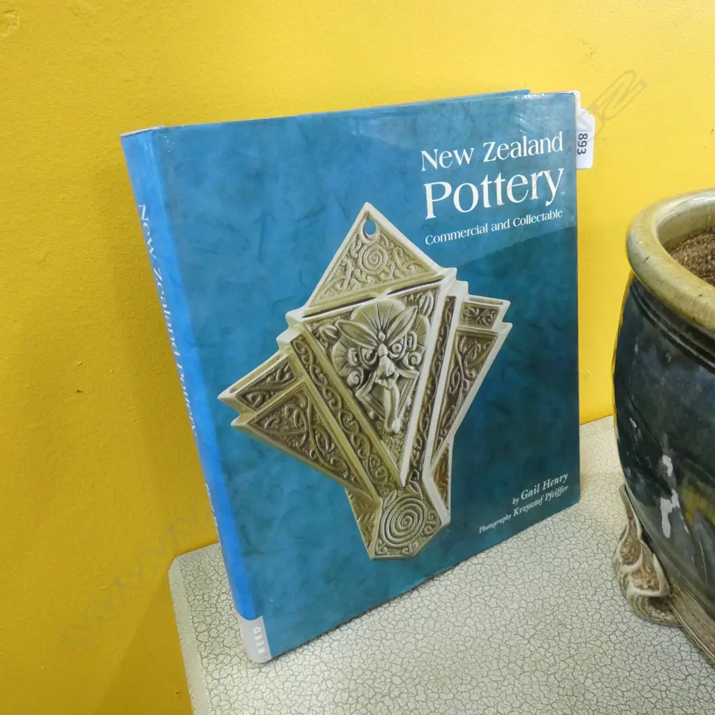 NZ POTTERY BY GAIL HENRY REVISED EDITION Image 1++