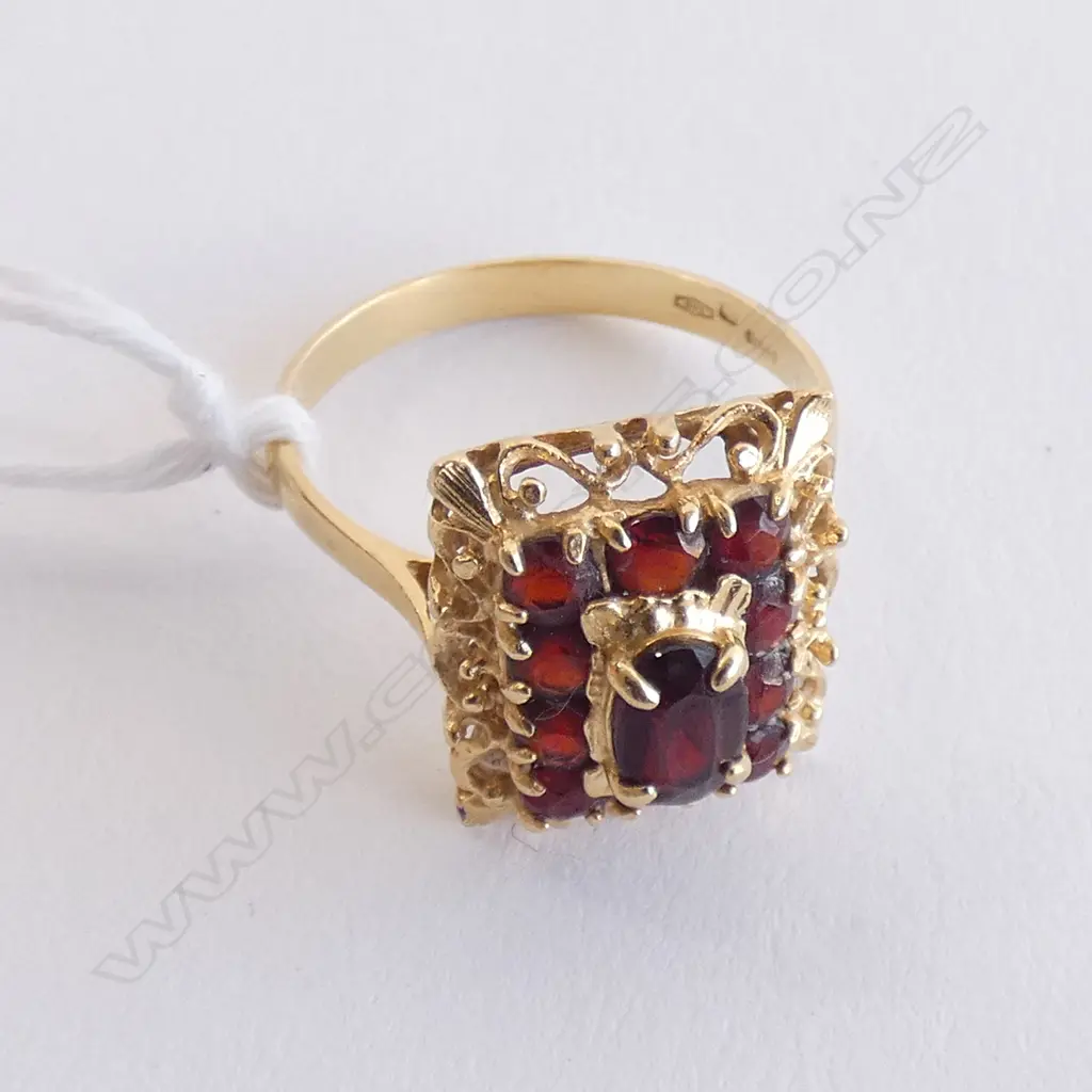 18CT GOLD AND GARNET RING Image 1++