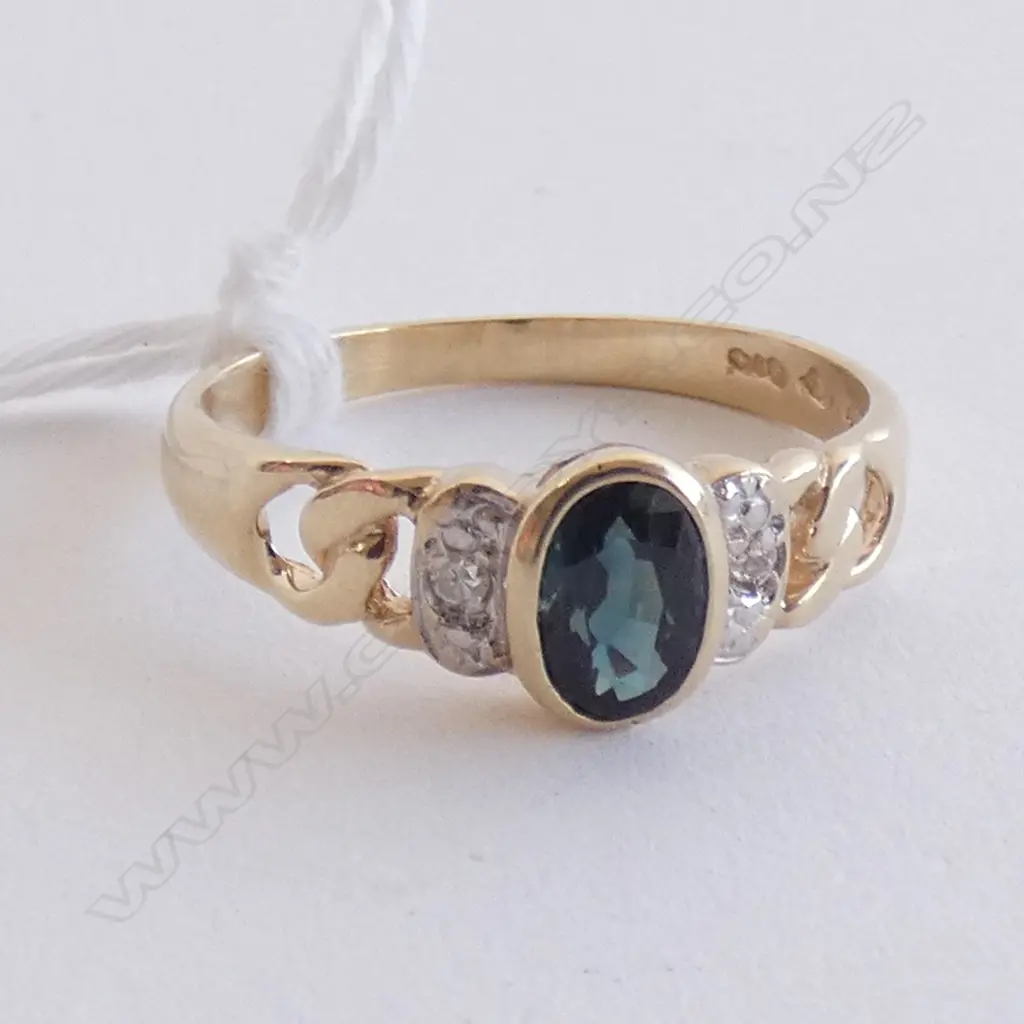 9CT GOLD AND GREEN SAPPHIRE RING Image 1++