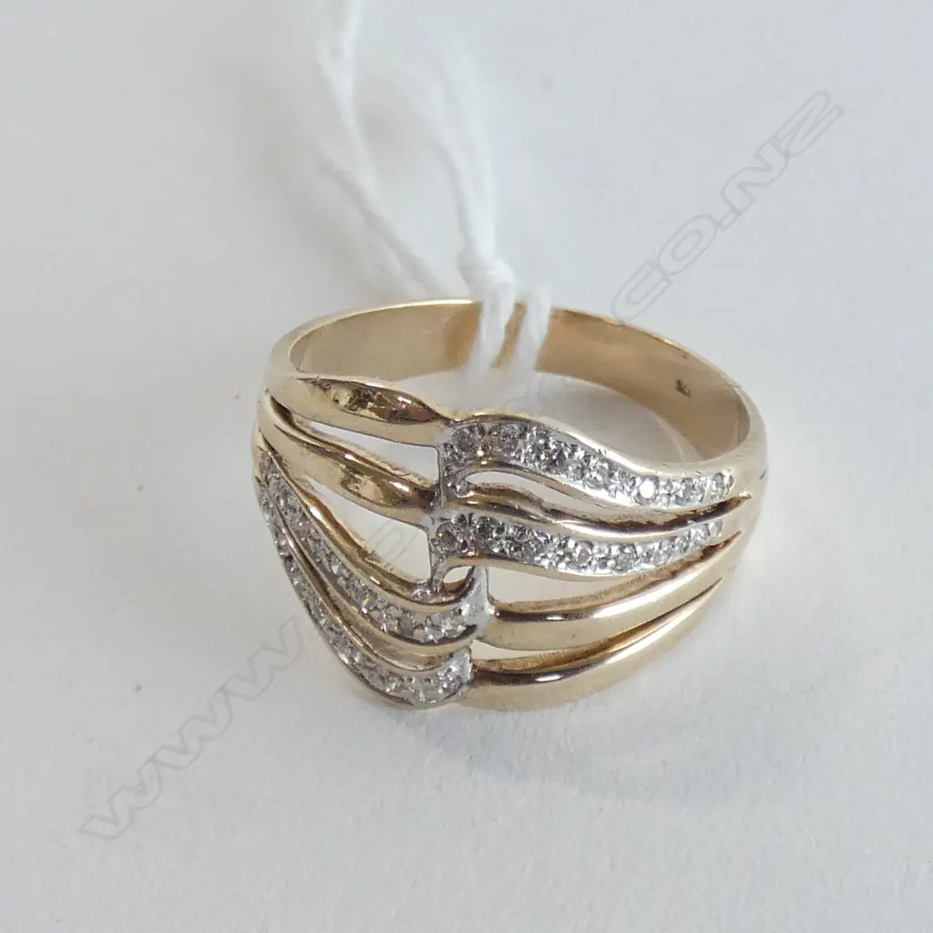 9CT GOLD AND DIAMOND RING Image 1++