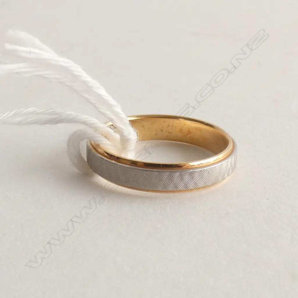 18K BAND RING W PLATINUM 3 GRAMS Image 1++