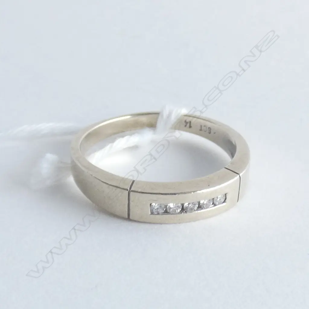 9CT W GOLD 5 SML DIAMOND CHANEL SET RING Image 1++