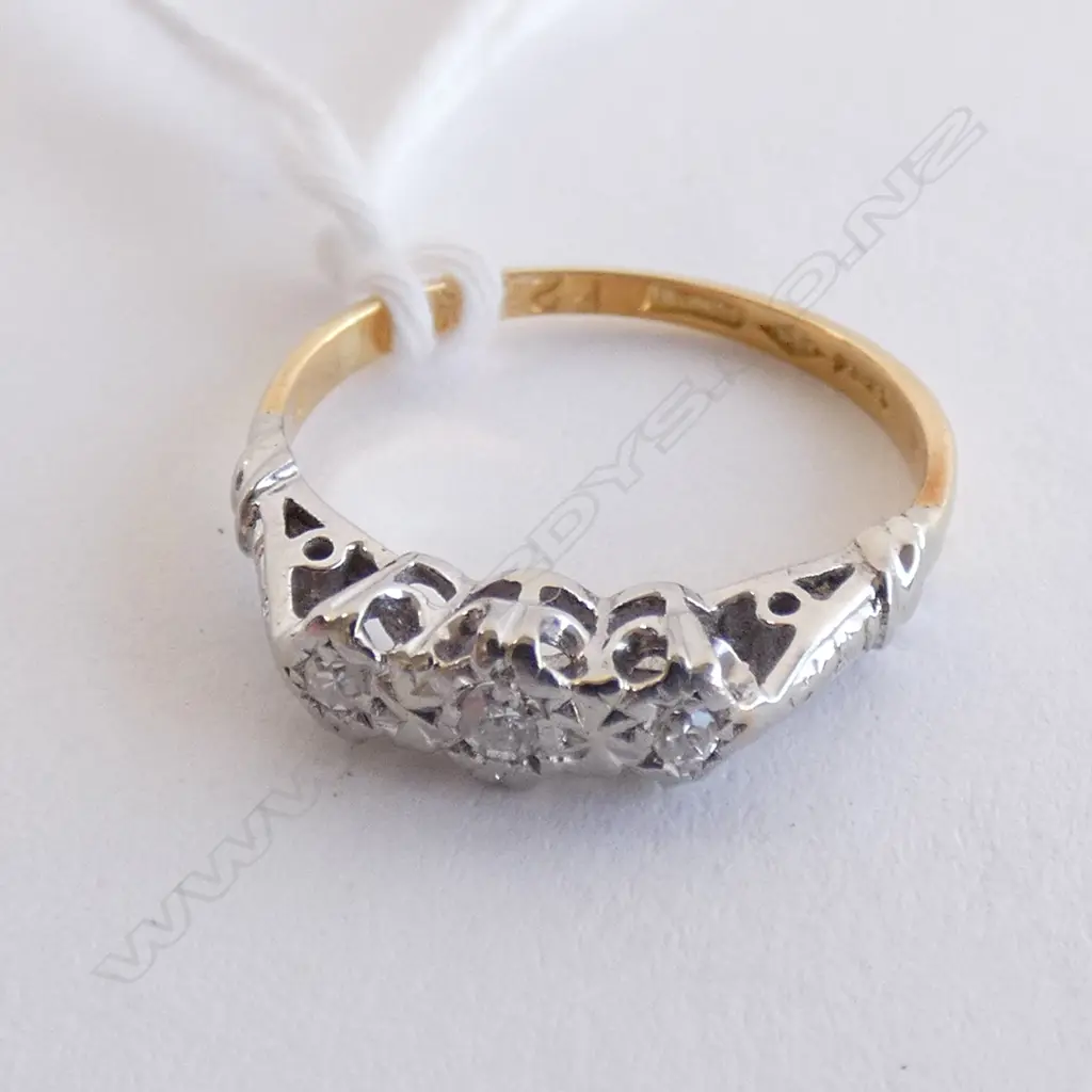 18CT GOLD & 3 STONE DIAMOND RING Image 1++