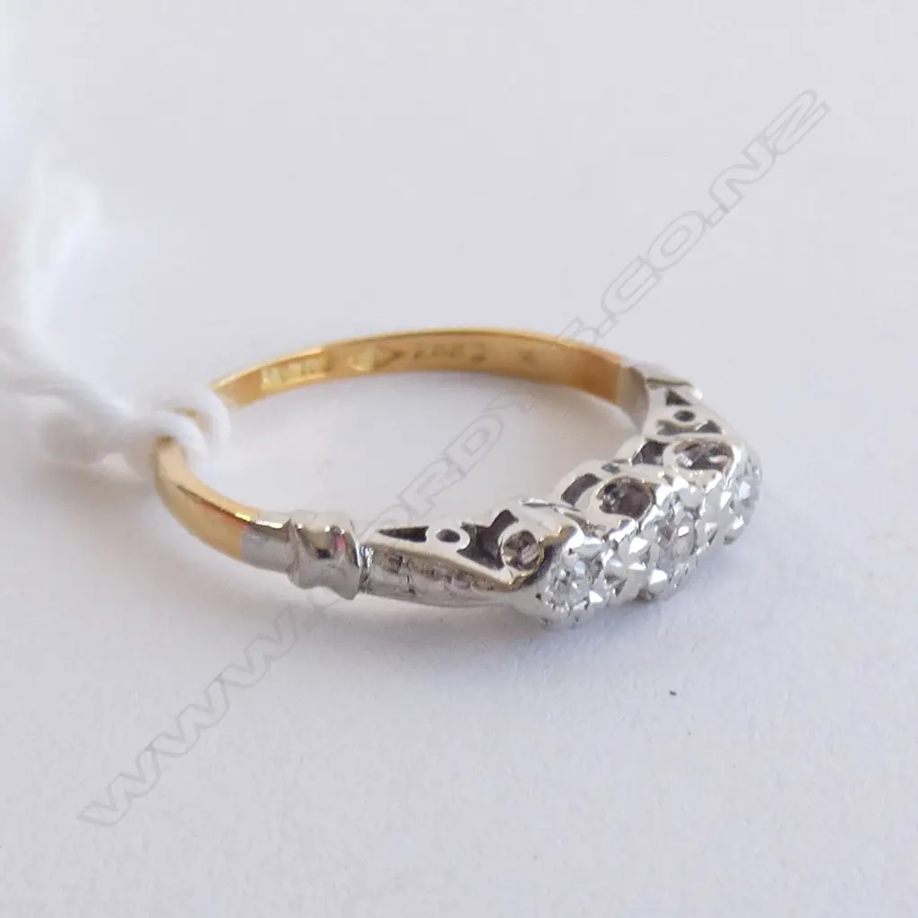 18CT GOLD & 3 STONE DIAMOND RING Image 1++