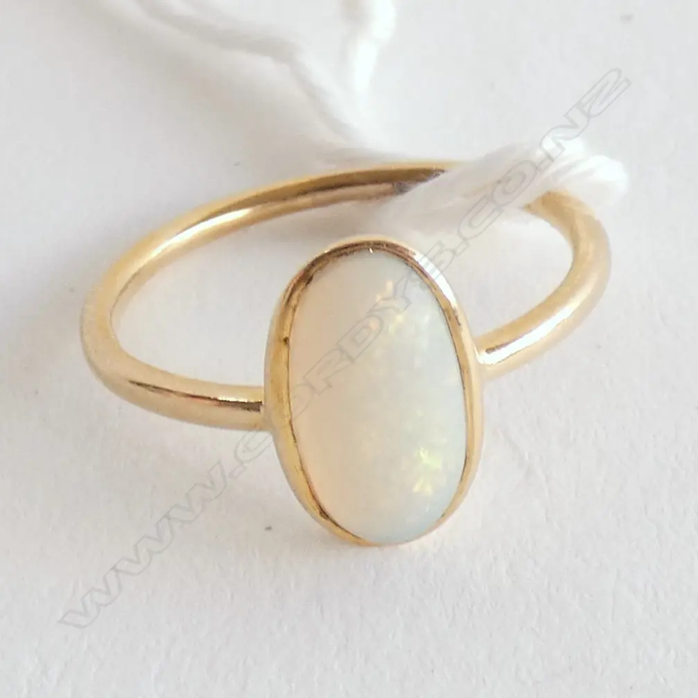 18CT GOLD AND OPAL RING Image 1++