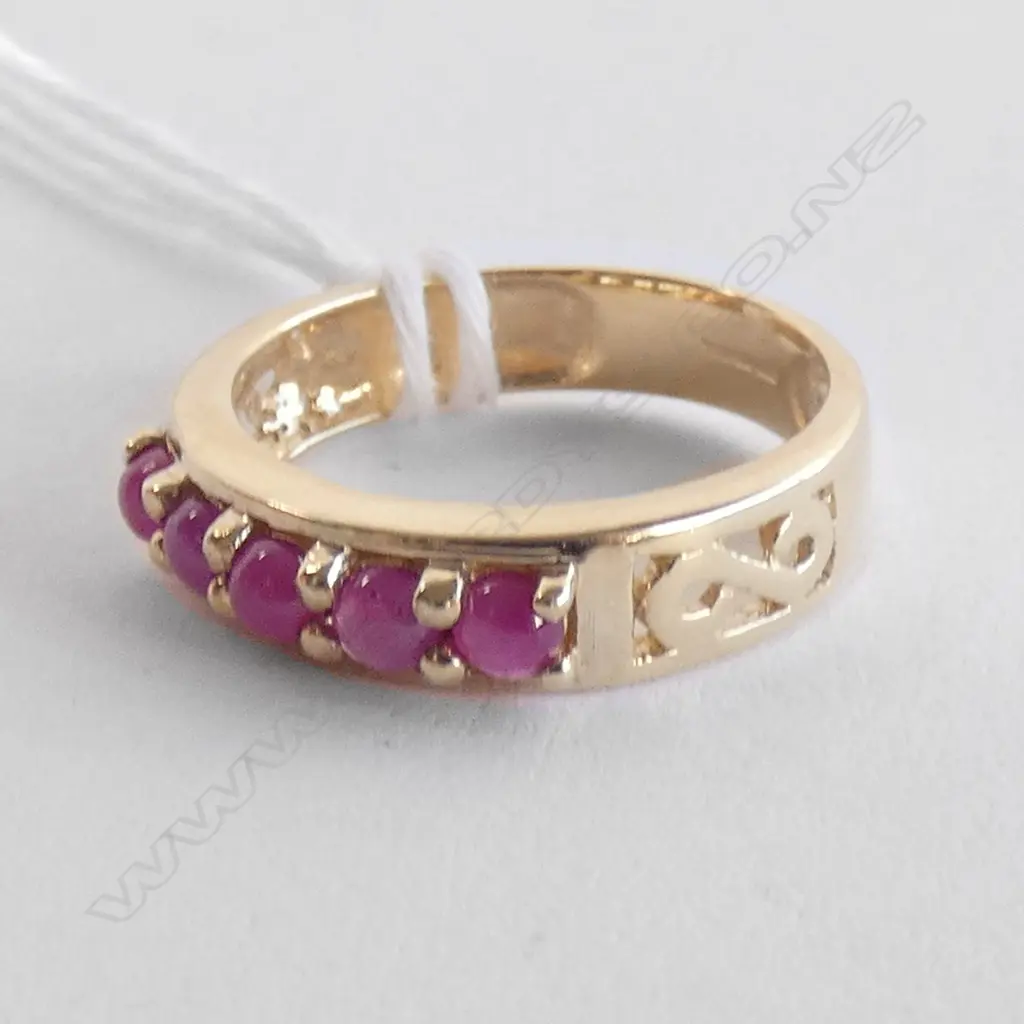 9CT GOLD & 5 CABOCHON RUBY RING Image 1++