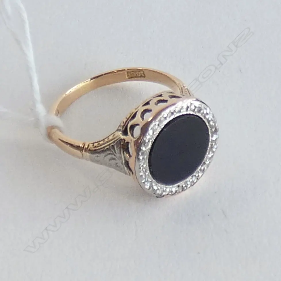 18CT GOLD ONYX AND DIAMOND RING Image 1++