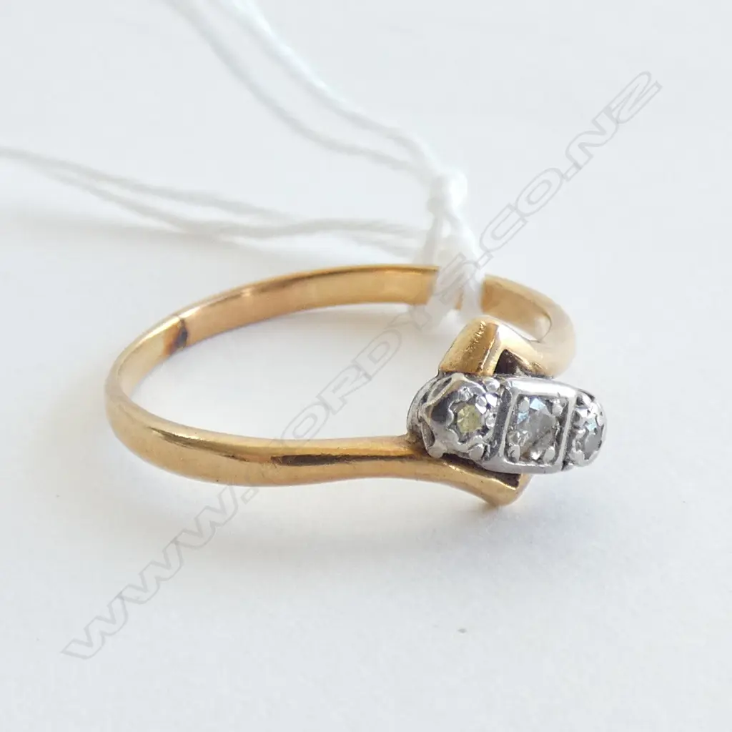 ESTATE 18CT GOLD AND DIAMOND TWIST RING (CRACKED DIAMOND) Image 1++