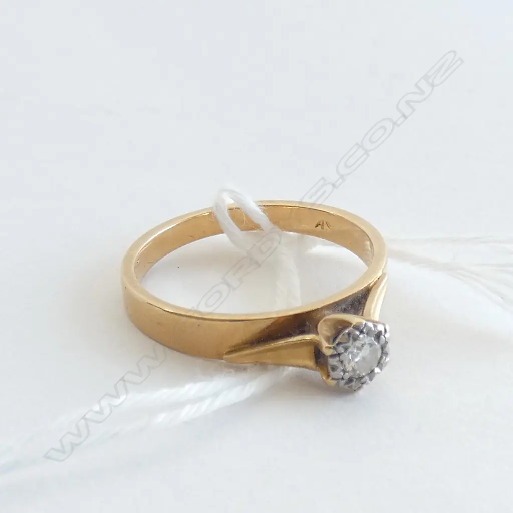 ESTATE 18CT GOLD AND DIAMOND SOLITAIRE RING Image 1++
