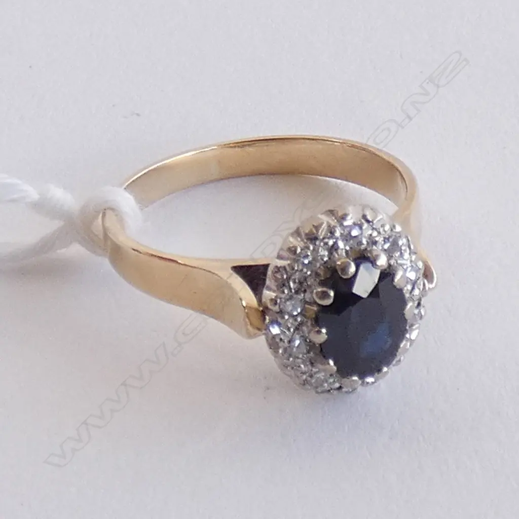 9CT GOLD SAPPHIRE AND DIAMOND CLUSTER RING Image 1++
