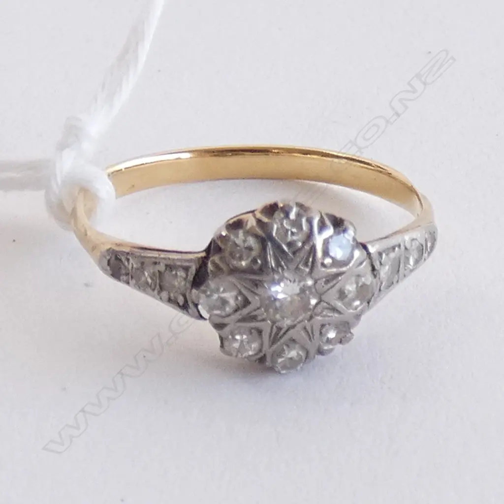 18CT & DIAMOND RING Image 1++