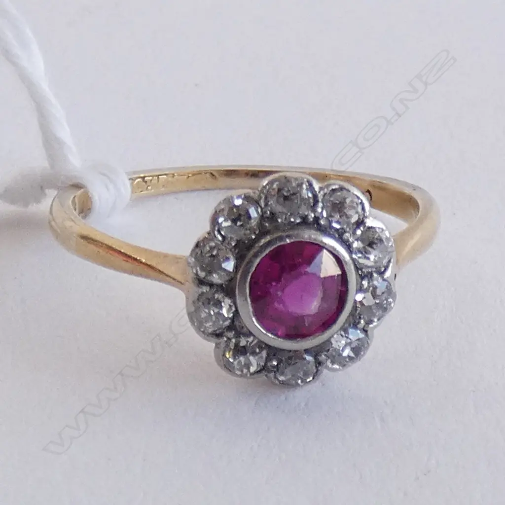 18CT GOLD RUBY ? AND DIAMOND CLUSTER RING Image 1++