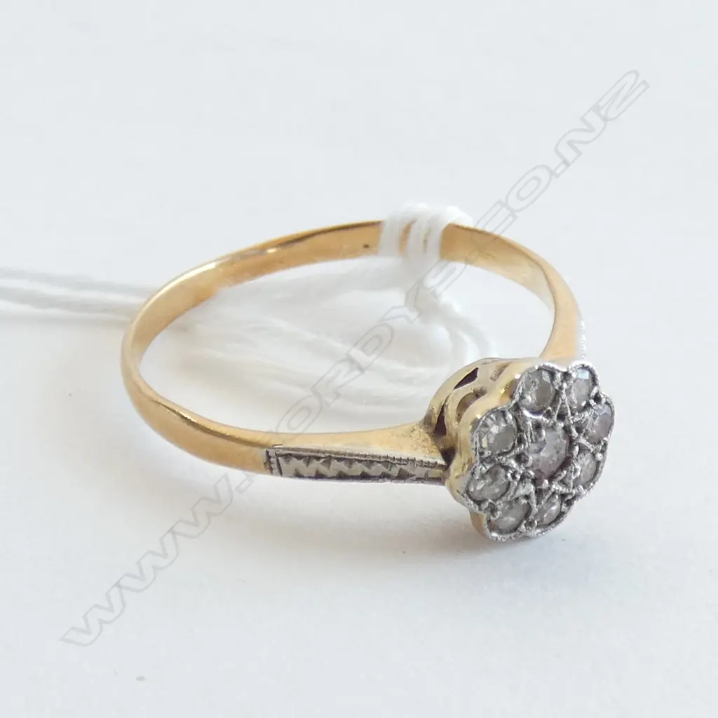 ESTATE 18CT GOLD AND DIAMOND CLUSTER RING Image 1++