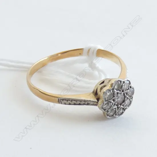 ESTATE 18CT GOLD AND DIAMOND CLUSTER RING