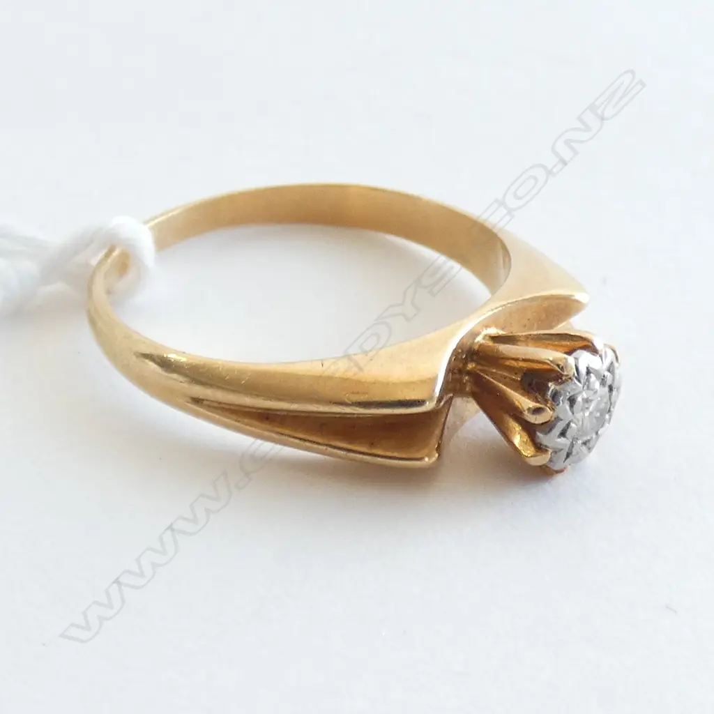 ESTATE 18CT GOLD AND DIAMOND SOLITAIRE RING Image 1++