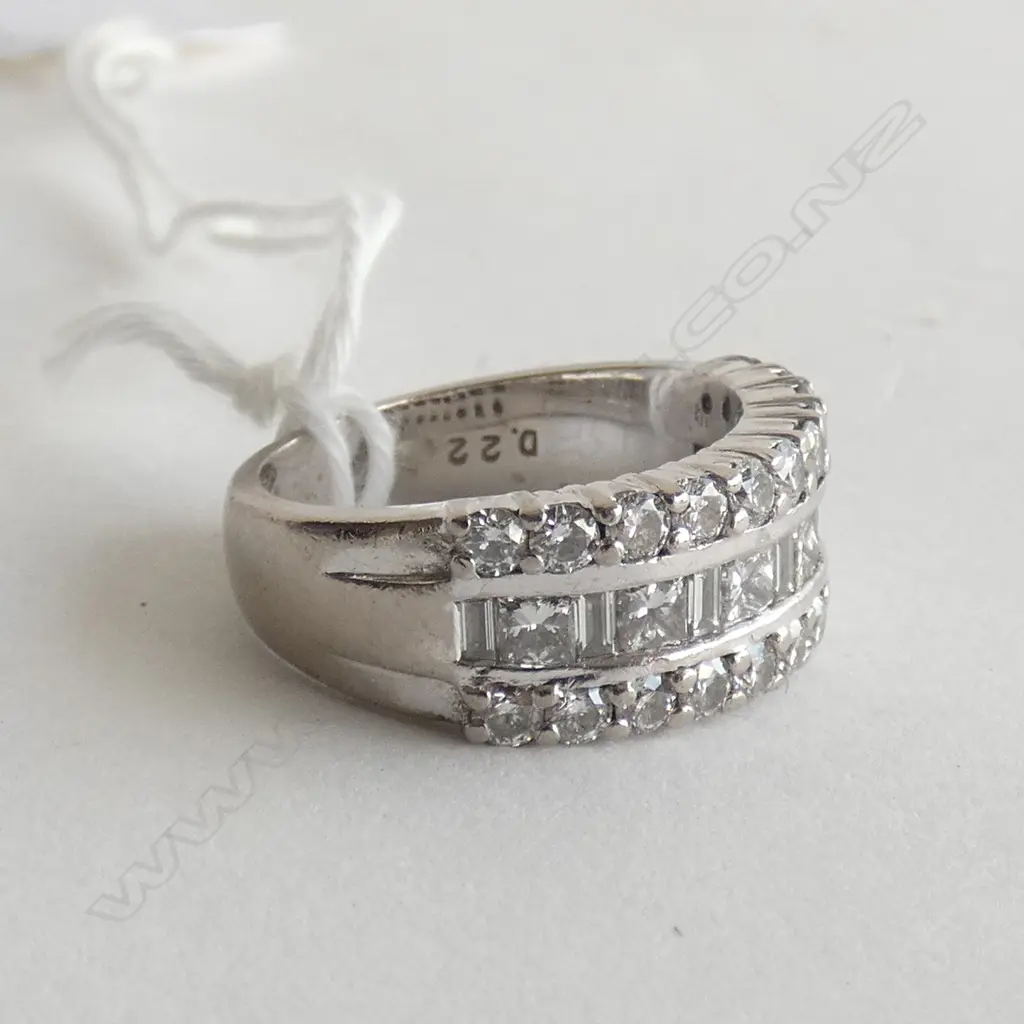 18CT WHITE GOLD AND DIAMOND RING Image 1++