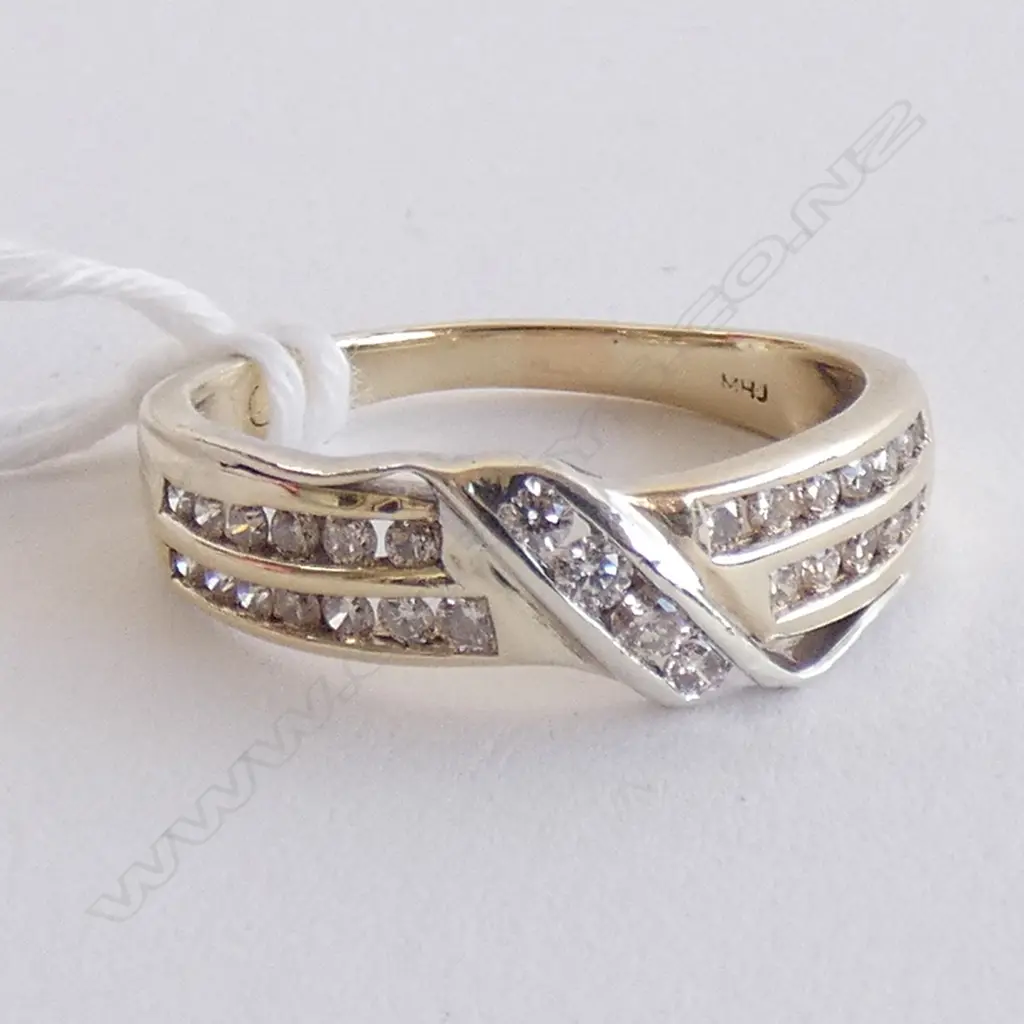 9CT GOLD AND DIAMOND BAND Image 1++