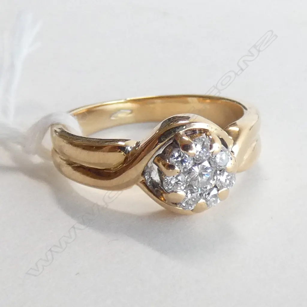 18CT GOLD AND DIAMOND CLUSTER RING Image 1++
