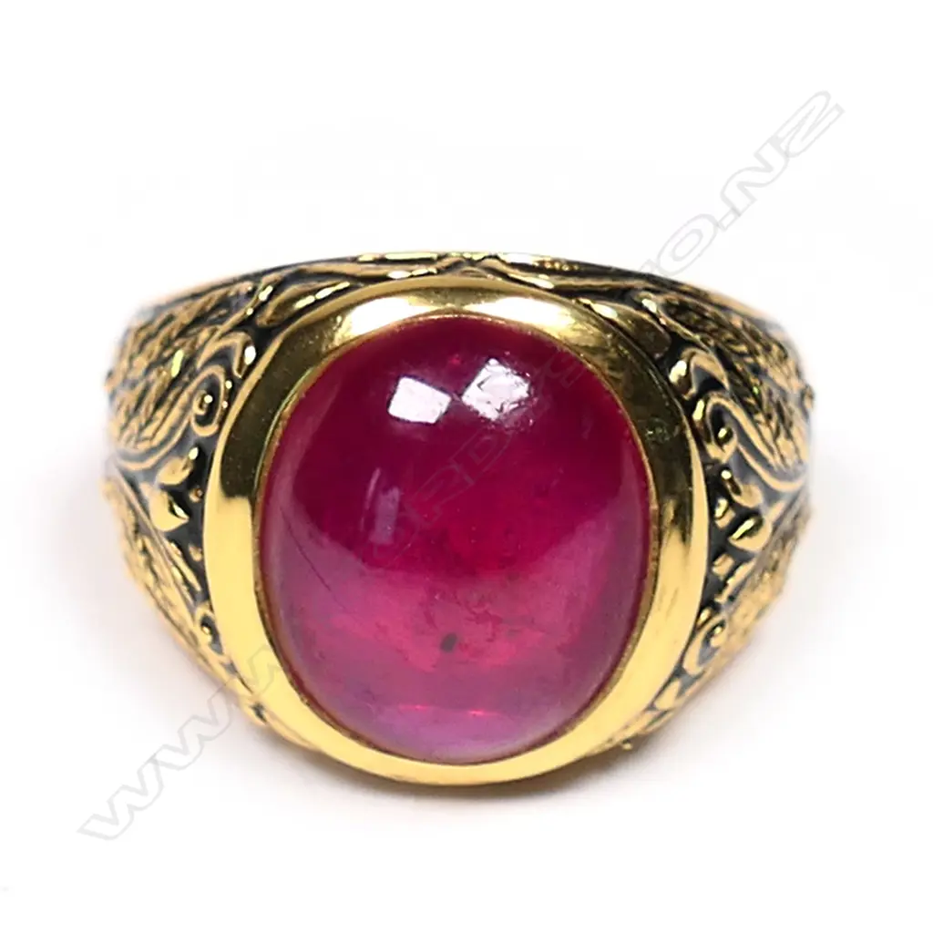 A large cabochon ruby and silver gilt ring Image 1++