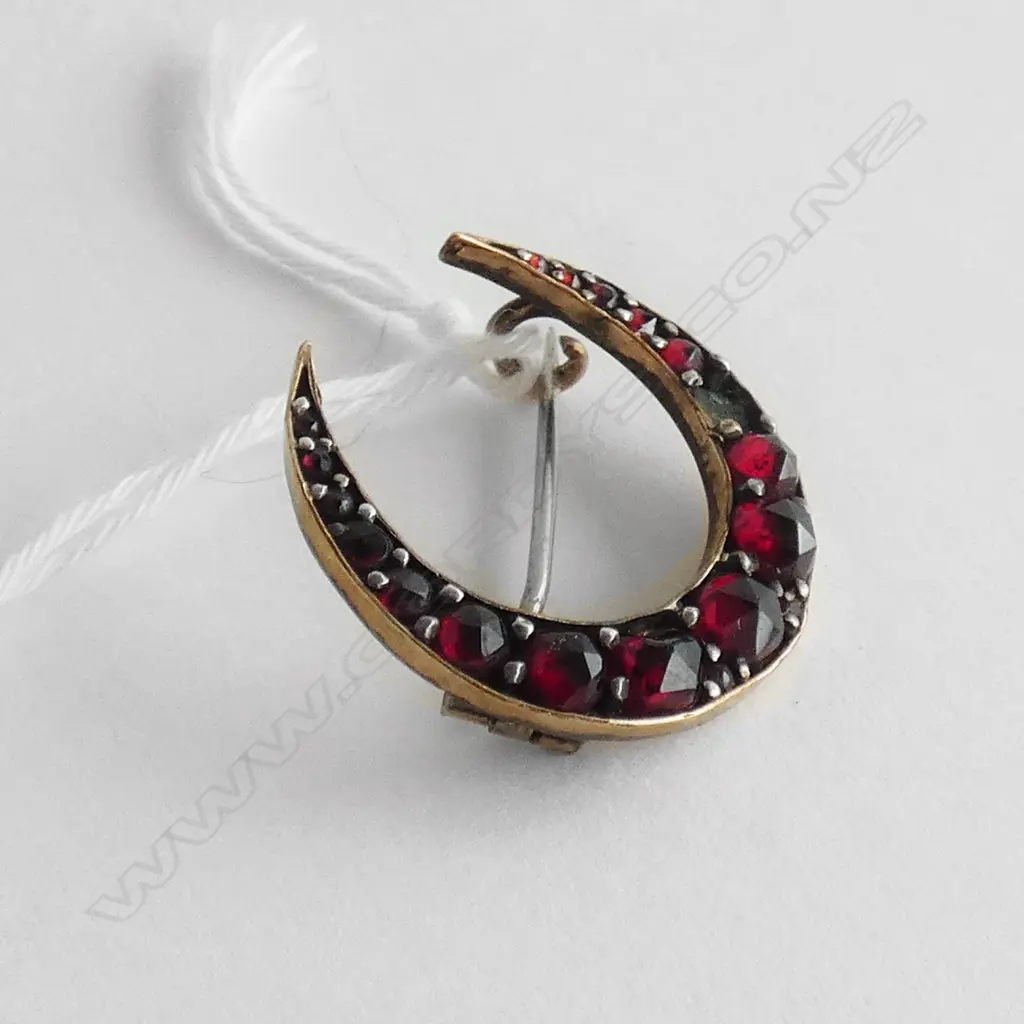 GOLD & GARNET CRESCENT SHAPED BROOCH - 1 STONE MISSING  Image 1++