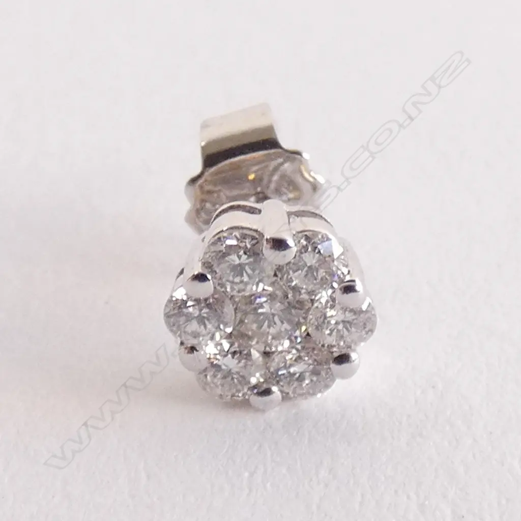 SINGLE DIAMOND CLUSTER STUD EARRING Image 1++