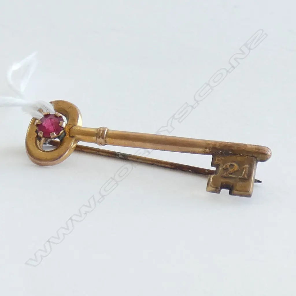 9CT GOLD & RED STONE 21ST KEY BROOCH 1.62gm Image 1++