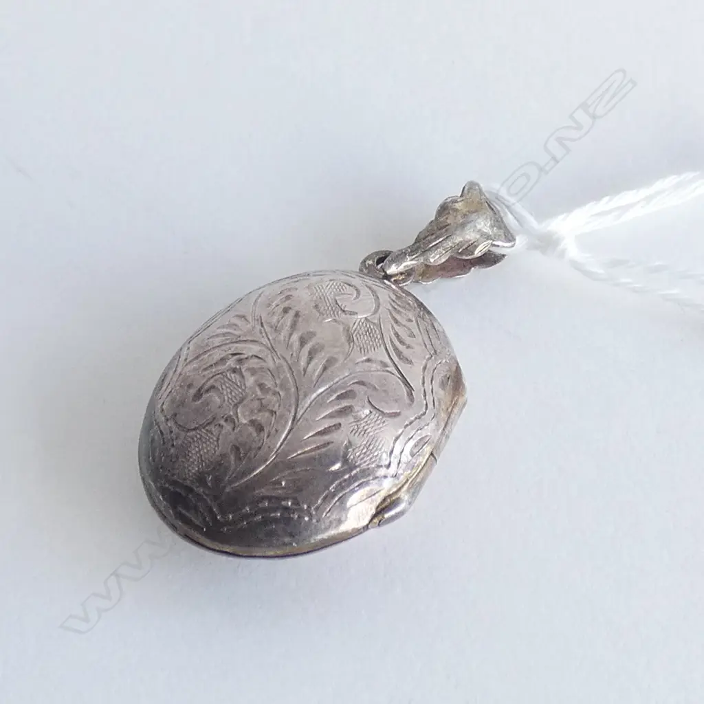 ENGRAVED SILVER LOCKET Image 1++