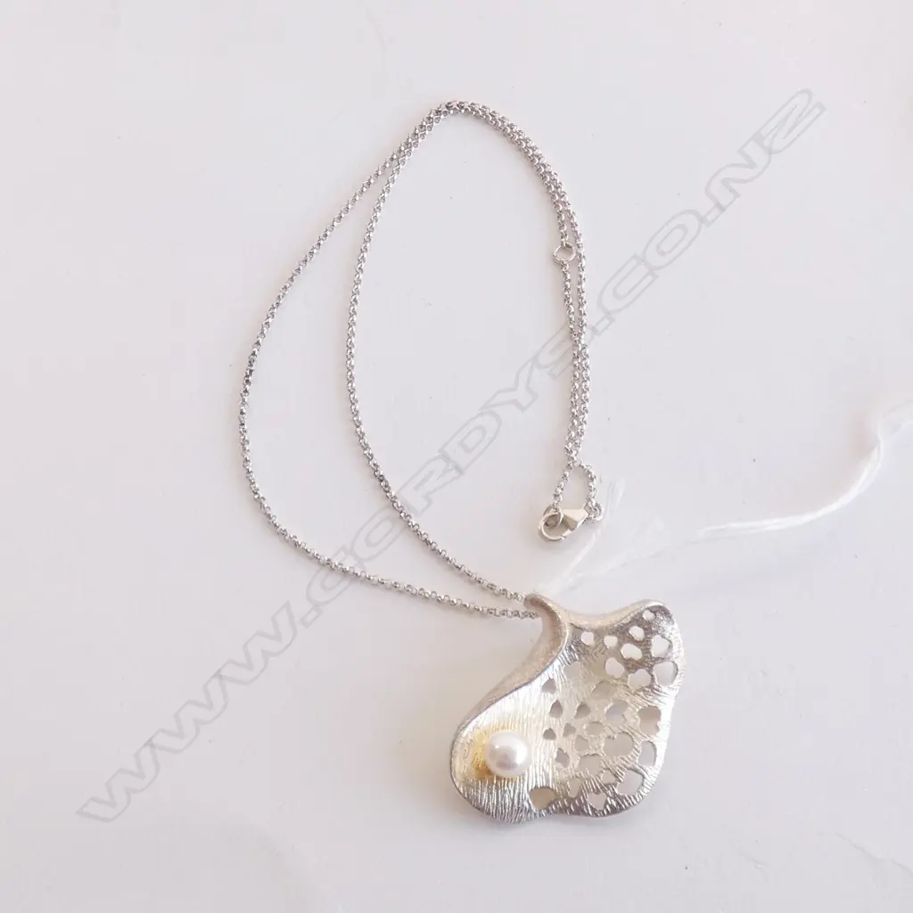 STG SILVER & PEARL PENDANT & CHAIN Image 1++