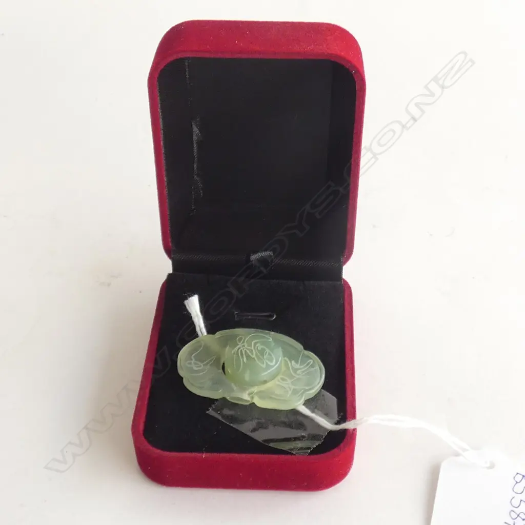 JADE (?) SPINNING PENDANT Image 1++