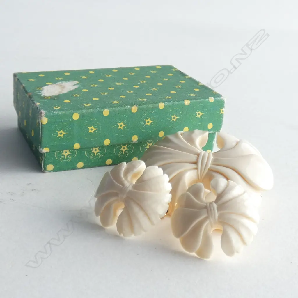 FAUX IVORY BROOCH & CLIP ON EARRINGS Image 1++