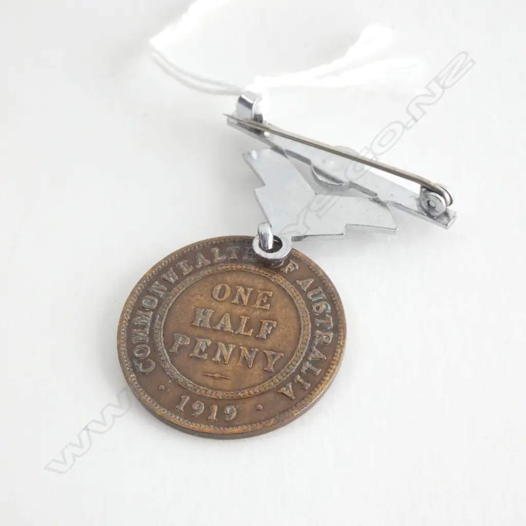 AUSTRALIAN 1919 HALF PENNY BADGE  Image 1++
