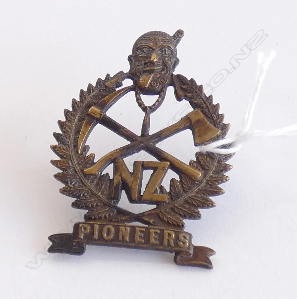 VINTAGE NZ PIONEERS MILITARY CAP BADGE Image 1++