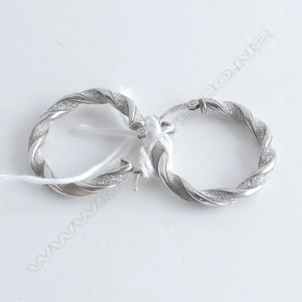 PR SILVER ENGRAVED TWIST HOOP EARRINGS Image 1++