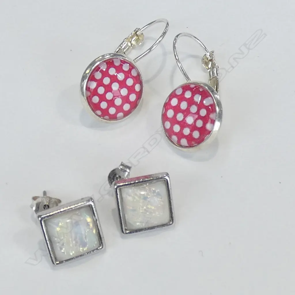 2 PRS EARRINGS SILVER RED & WHITE GLASS + OPAL LIKE Image 1++