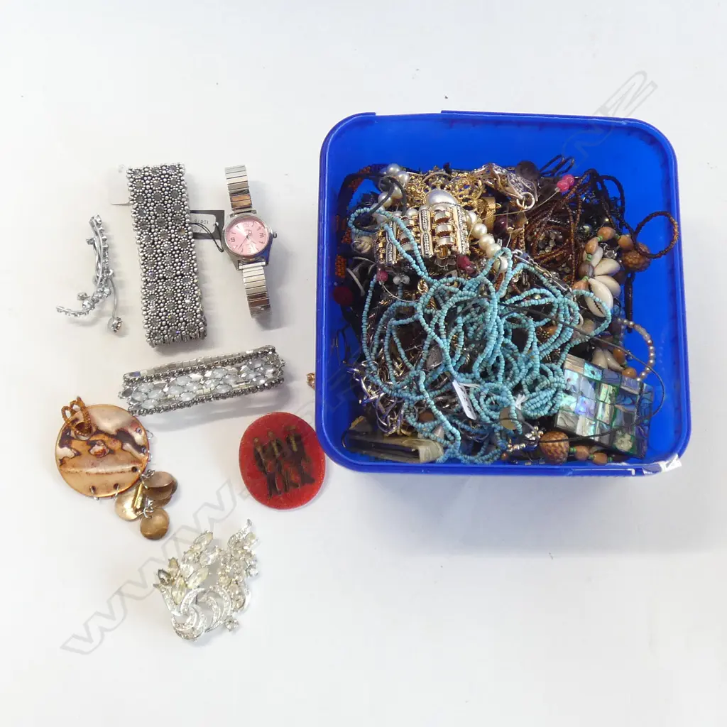 BOX LOT COSTUME JEWELLERY Image 1++