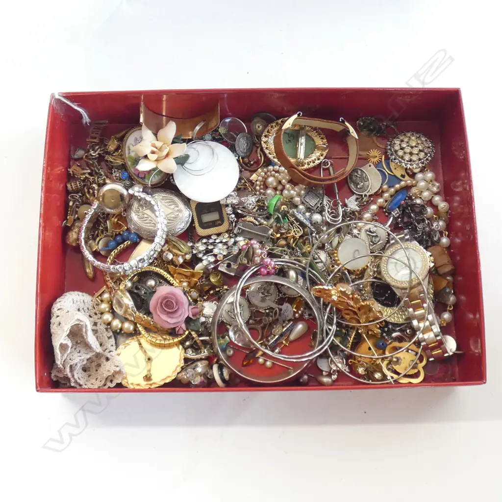 BOX LOT OF COSTUME JEWELLERY, WATCHES ETC Image 1++