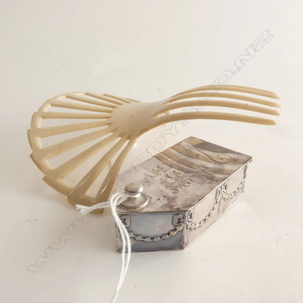 VINTAGE FAUX BONE DECORATIVE HAIR COMB ACCESSORY L 145MM & SILVER PLATE 'HERE IT IS' BOX (72 X 38MM) Image 1++