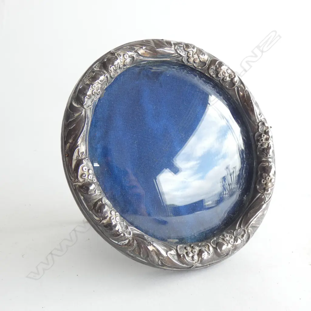 DECORATIVE STG SILVER ROUND PHOTO FRAME DIA  120MM BIRMINGHAM 1902 Image 1++